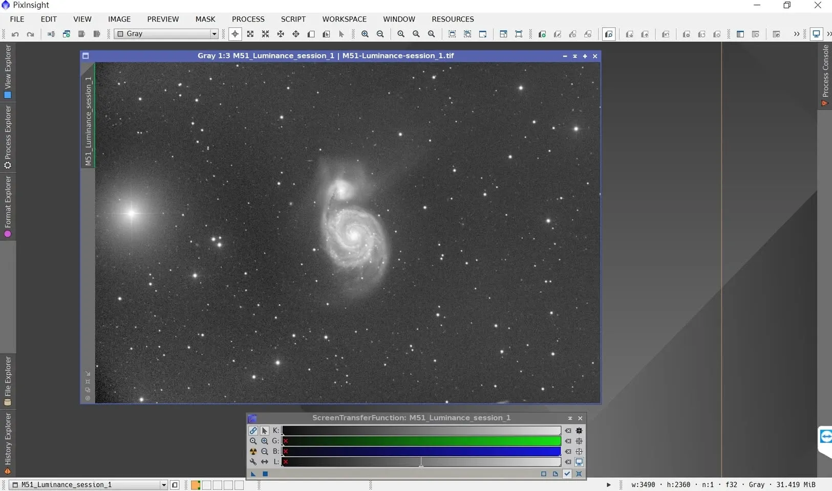 PixInsight 中以 STF 螢幕拉伸(Screen Transfer Function)顯示線性 M51 明度影像