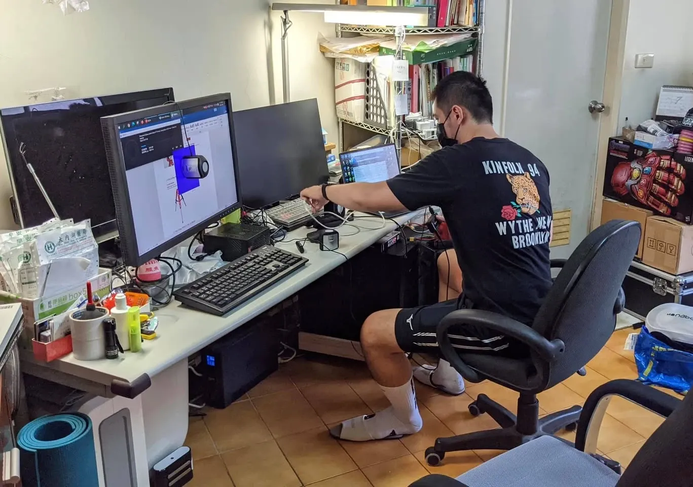 以手機同時拍下桌機螢幕與筆電螢幕，比較兩者色溫差異的照片