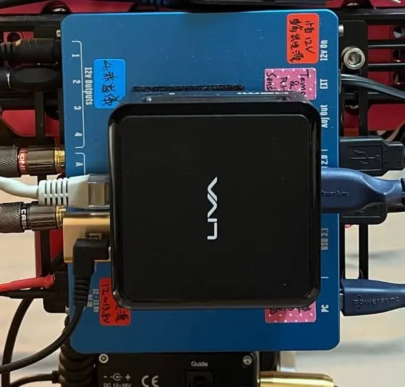 固定在電供上方的迷你工控電腦