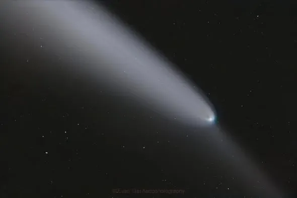 1000mm 焦段拍攝、彗星佔據大部分畫面的紫金山彗星