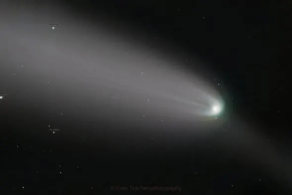 同一顆長焦紫金山彗星成品的另一版本,畫面中標註了數顆背景恆星