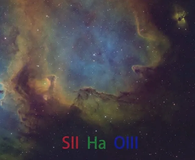 接近哈伯調色盤(SII 紅、Ha 綠、OIII 藍)的 SHO 配色示範,影像尚未大幅強化呈黯淡狀態